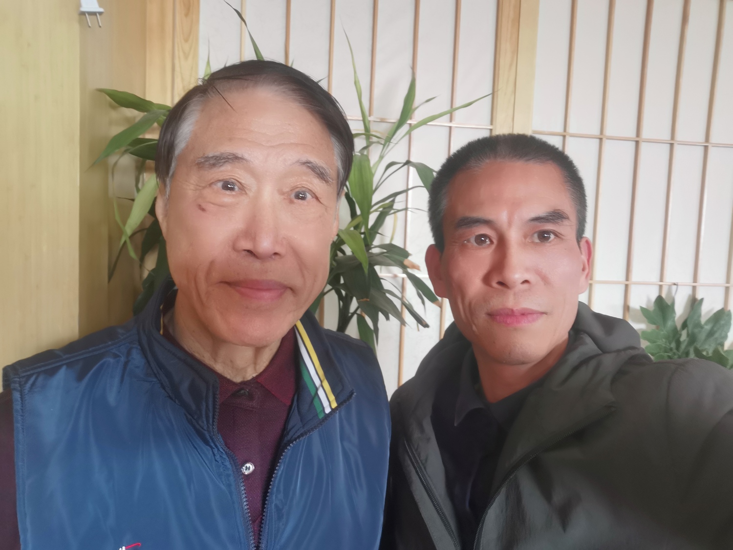 与影视武打明星（武当电影主演者李俊峰老师）合影.jpg